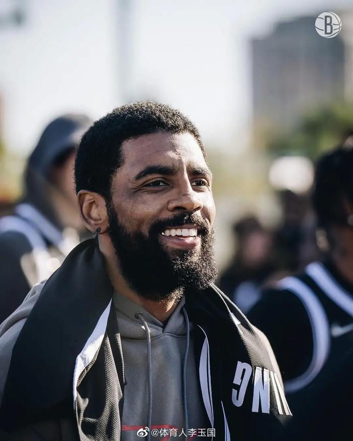 布鲁克林篮网训练开放日；集结日更衣室发声引欢呼；国王杯在即；团队化学反应显著